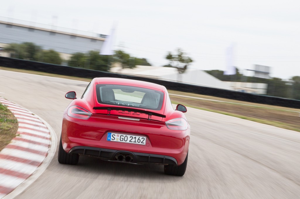 2015-porsche-cayman-gts-rear-end-in-motion-04