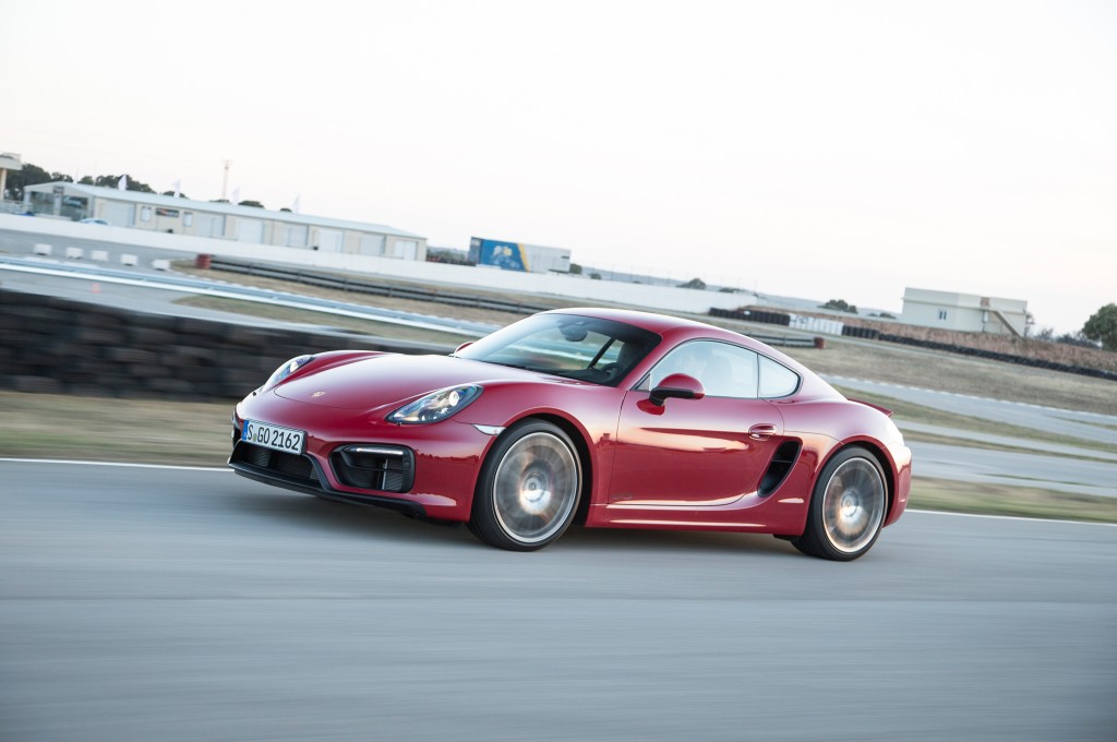 2015-porsche-cayman-gts-side-in-motion-04